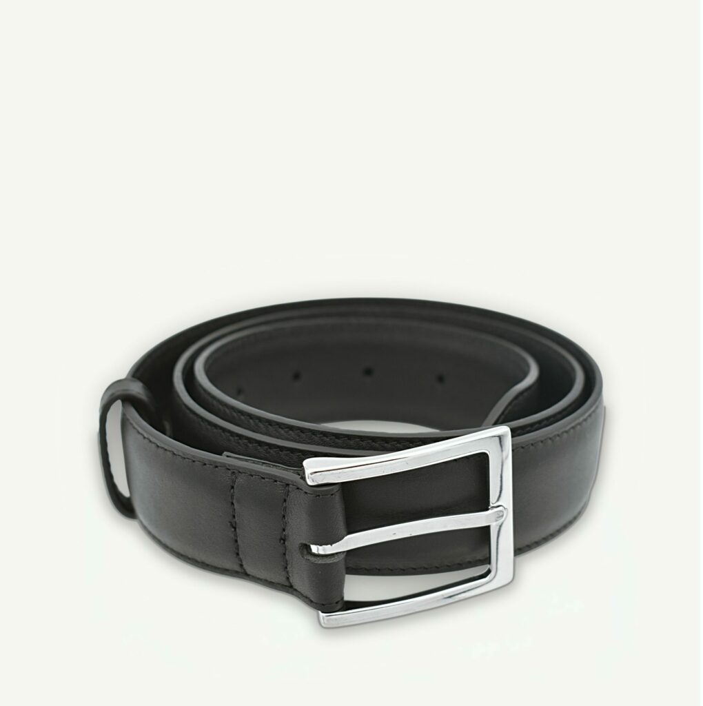Ceinture Celato en veau lisse noir, vue de trois quarts